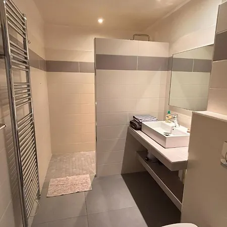 Apartment Climatisee Dans A 5 Minutes Des Plages A Pied